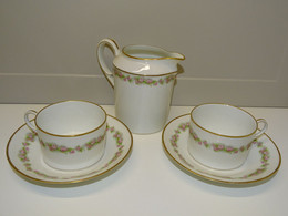 *2 TASSES & SOUCOUPES + 1 POT A LAIT PORCELAINE De LIMOGES Guirlande De Roses  E - Limoges (FRA)