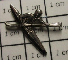 910B Pin's Pins / Beau Et Rare / THEME : SPORTS / CANOE KAYAK EN METAL ACIER - Canoë