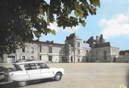 79 COULONGES SUR   L, AUTIZE . L HOTEL DE VILLE ;  Voiture  CITROEN  AMI 6 - Coulonges-sur-l'Autize