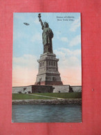 Airplane.   Statue Of Liberty - New York > New York City > Statue Of Liberty        Ref 5551 - Statue De La Liberté