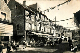 La Délivrande * La Grande Rue Pavoisée Du Village * Jour De Fête * Bar Hôtel Restaurant Café - La Delivrande