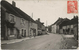 BUCEY - LES - GY - HTE SAONE - ROUTE DE GY - ANNEE 1950 -CARTE PHOTO - Andere & Zonder Classificatie