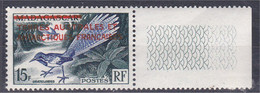 Timbre De Madagascar De 1954 Surchargé En Rouge 15 F. - Vert Foncé Et Outremer - 1955 - Y&T N° 1 ** - ...-1955 Préphilatélie