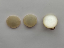 3 BOUTONS Ancien Bouton De Manchette En Nacre  Diamètre : 18 Mm Env - Boutons De Col /de Manchettes