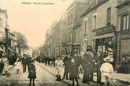 Vierzon * La Rue De La République * Librairie Parisienne * Commerces Magasins - Vierzon