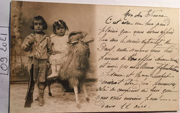 Cpa Photo, 1908, Portrait 2 Enfants, Garçon Fusil, Fille Sur Bêlier (corr à Docteur Capdeville 47 Fargues Lot Et Garonne - Ritratti