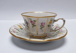 Petite Tasse Et Soucoupe En Porcelaine, Fleurs .cute LITTLE MOKA CUP . Bavière West Germany . Ca 1900 - Limoges (FRA)