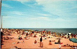 Delaware Rehoboth Beach Greetings Showing Sunbathers On The Beach - Autres & Non Classés