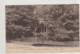 VITTEL   88 VOSGES   CPA SEPIA  UN COIN DU PARC  LE LAC - Contrexeville