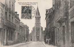NEUVILLE-de-POITOU. - Rue Victor Hugo Et L'Eglise - Neuville En Poitou