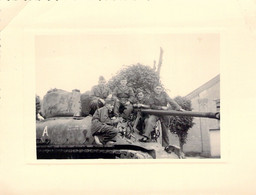 Photographie De Militaires Sur Un Char - Photo De Groupe - Format 11.5x9cm - Voertuigen