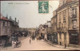 CPA, BRIVE 19 Corrèze, L'Avenue De La Gare,animée, Attelages, Enseignes Hôtel Des Voyageurs, Coiffeur, Café Restaurant - Brive La Gaillarde