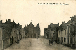 St Julien De Vouvantes * La Rue Principale Du Village - Saint Julien De Vouvantes