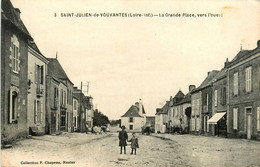 St Julien De Vouvantes * Rue Et Grande Place , Vers L'ouest * Boulangerie PATRON - Saint Julien De Vouvantes