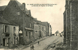 St Julien De Vouvantes * La Montée De L'église Et La Place Du Village * Débitant - Saint Julien De Vouvantes