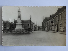 CP  (72) Sarthe - LUCHE PRINGE - Place Et Monument Aux Morts - Luche Pringe