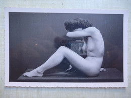 CPA Carte Photo Non écrite Années 60 - Jeune Fille Pudique Nue Assise - Unclassified