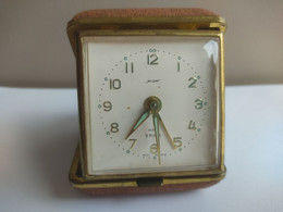 ANCIEN PETIT RÉVEIL DE VOYAGE "JERGER" ALARM 2 RUBIS /MADE IN GERMANY Poids 183 Grammes - Alarm Clocks