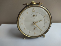 Ancien Vintage Réveil JAZ Système Mécanique Métal NOIR Cadran Bombé Poids 320 Grammes - Alarm Clocks