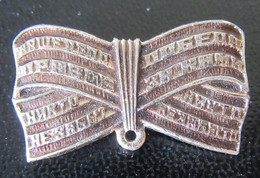 URSS / CCCP - Insigne / Broche Formant Noeud Papillon à Identifier - Métal Argenté Peint - Dimensions : 31 X 15mm - Russie