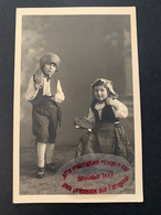 T386D - Carte Photo 2 Enfants Costumés - Tambourin - Folklore - Photographie BACCHETTA Rue De Carouge - GENEVE - Carouge