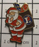 3317 Pin's Pins / Beau Et Rare / THEME : NOEL / MAGASIN LECLERC PERE NOEL ET HOTTE DE CADEAUX - Noël