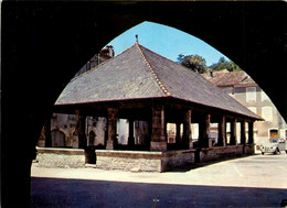 Caylus * Place Du Village Et La Halle Aux Grains - Caylus