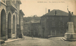 ROYBON - Rue Centrale Et Les Halles. - Roybon