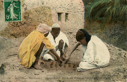 Jeu Game * Distractions Sahariennes , Jeunes Arabes Jouant Aux Dames * Jeux De Dame - Autres & Non Classés