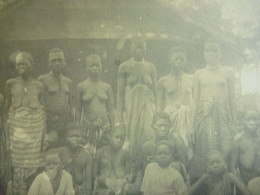 Carte Photo Ancienne Années 50 Ou 60 Non écrite - Femmes Nues Dans Un Village Africain - Sin Clasificación