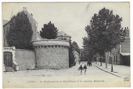 CPA LAON, ANIMATION DANS LE BOULEVARD DE LA REPUBLIQUE ET LES ANCIENS REMPARTS, AISNE 02 - Laon