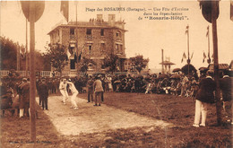 UNE FÊTE D'ESCRIME DANS LES DEPENDANCES DE ROSARIA HÔTEL- PLAGE DES ROSAIRES BRETAGNE - Fechten