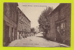 69 SARCEY Vers Pontcharra L'Arbresle Entrée Du Boulodrome Epicerie PEILLON ? Femme Homme Avec Tablier Enfants Chien - Pontcharra-sur-Turdine