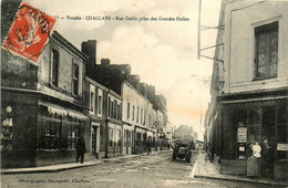 Challans * La Rue Gobin Prise Des Grandes Halles * Automobile Voiture Ancienne - Challans