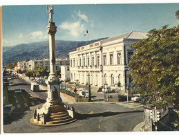 CPM, île De La Réunion ,N° 416,  St. Denis , Le Monument Aux Morts Et L' Hôtel De Ville  Ed. J.J.  Cladere, 1979 - Réunion