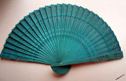 Eventail En Bois Ajouré Peint - Longueur 24 Cm - Fans