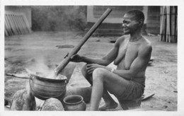 COTE D'IVOIRE - GRAND'MERE PREPARE LE REPAS - NU FEMININ, NU ETHNIQUE - Côte-d'Ivoire