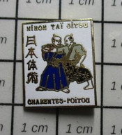 411f Pin's Pins / Beau Et Rare / THEME : SPORTS / JUDO KARATE NIHON TAÏ JITSU CHARENTES-POITOU - Judo