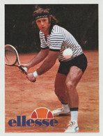 Guillermo Vilas (Tennis) - Cartocino Adesivo, Formato 13x9,3  " Publ. Ellesse " - Originale, Perfetto - (4) - Trading Cards