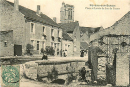 Noyers Sur Serein * La Place Et Lavoir Du Jeu De Paume - Noyers Sur Serein