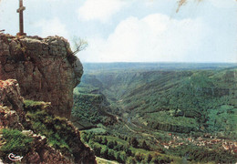 LA VALLEE DE LA LOUE LA CROIX DE LA ROCHE DE HAUTEPIERRE DOMINANT LA VALLEE ET MOUTHIER - Franche-Comté