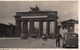 BERLIN / TRES JOLIE PHOTO / PORTE DE BRANDEBOURG / APRES GUERRE / AFFICHE EN RUSSE - Brandenburger Tor