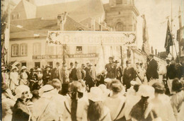 St Avold * Carte Photo * Fête Ou Cérémonie Devant L'Hôtel De Metz Restaurant , Place De La Victoire - Saint-Avold