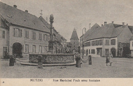 67 - MUTZIG - Rue Maréchal Foch Avec Fontaine - Mutzig