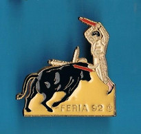 1 PIN'S  //   ** PÉONES / BANDÉRILLÉROS / FÉRIA '92 ** . (Barillet) - Bullfight - Corrida