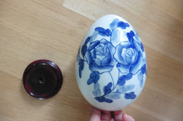 Grand Oeuf En Porcelaine De Chine Bleu Et Blanc Décor Roses Fleurs Sur Socle - Eggs