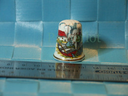 Ancien Dé A Coudre - Porcelaine - Fishing, Prince Edward Island - Gold Ring  - Mercerie Couture Broderie - Dedales