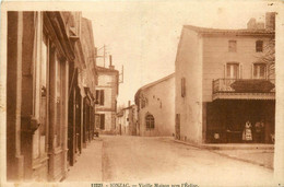 Jonzac * Rue Et Vieille Maison Vers L'église * Commerce Magasin Place - Jonzac