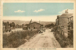 Pré En Pail * La Gare Petite Vitesse Et L'Hôtel * Wagons * Automobile Ancienne * Ligne Chemin De Fer Mayenne - Pre En Pail