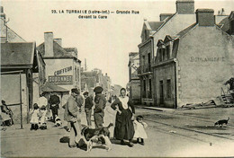 La Turballe * La Grande Rue Devant La Gare* Boulangerie * Villageois Coiffe - La Turballe